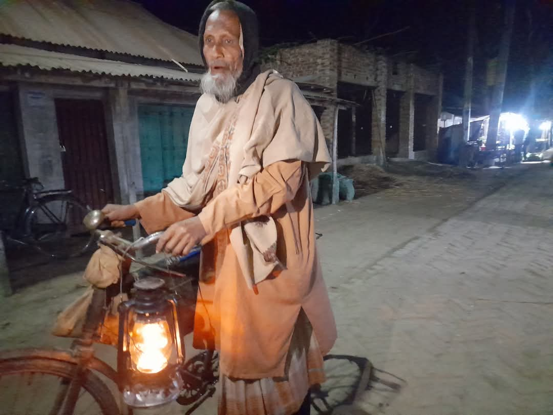 গ্রাম বাংলার বিদ্যুৎবিহীন কালের ঐতিহ্যের একমাত্র হারিকেন এখন বিলুপ্তির পথে